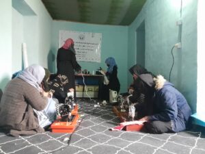 Kinder + Frauen in Afghanistan: Schneiderei